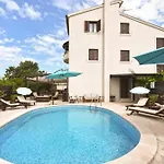 Charming With Balcony And Pool Apartamento