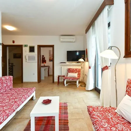 Charming With Balcony And Pool * Peroj