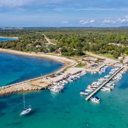 Apartment Charming With Balcony And Pool Peroj