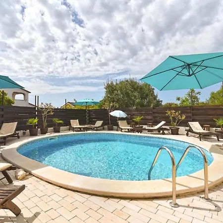 Charming With Balcony And Pool Peroj