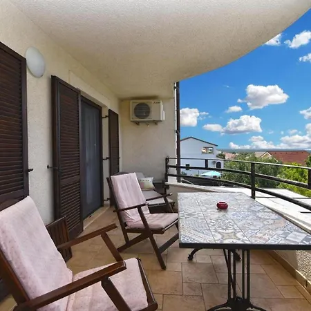 Charming With Balcony And Pool * Peroj