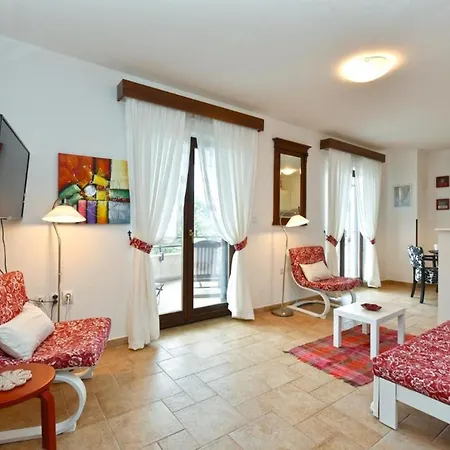 Charming With Balcony And Pool