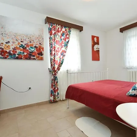 Charming With Balcony And Pool