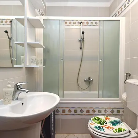Charming With Balcony And Pool * Peroj