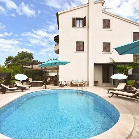Charming With Balcony And Pool Apartman