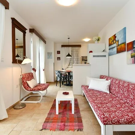 Charming With Balcony And Pool