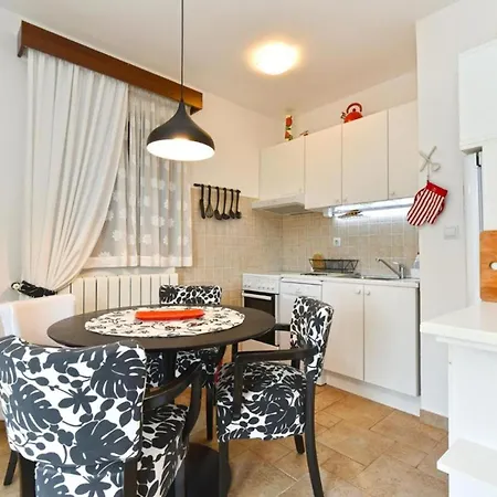 아파트 Charming With Balcony And Pool