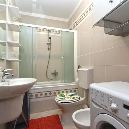 Charming With Balcony And Pool דירה *