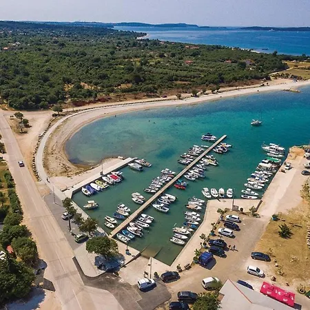 Charming With Balcony And Pool * Peroj