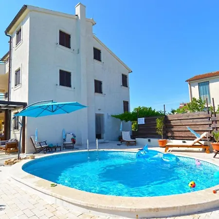 Apartman Charming With Balcony And Pool *