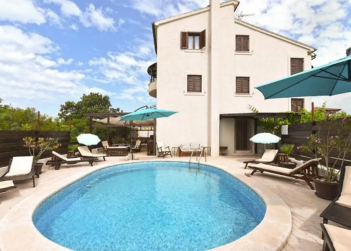 Charming With Balcony And Pool Appartement