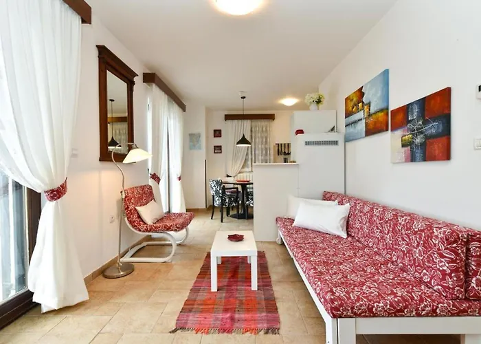 Charming With Balcony And Pool